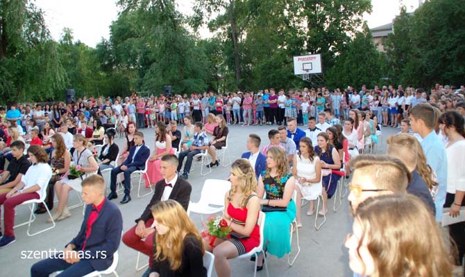 Elballagtak a szenttamási nyolcadikosok a Jovan Jovanović Általános Iskolában, 2016. június 10. képek